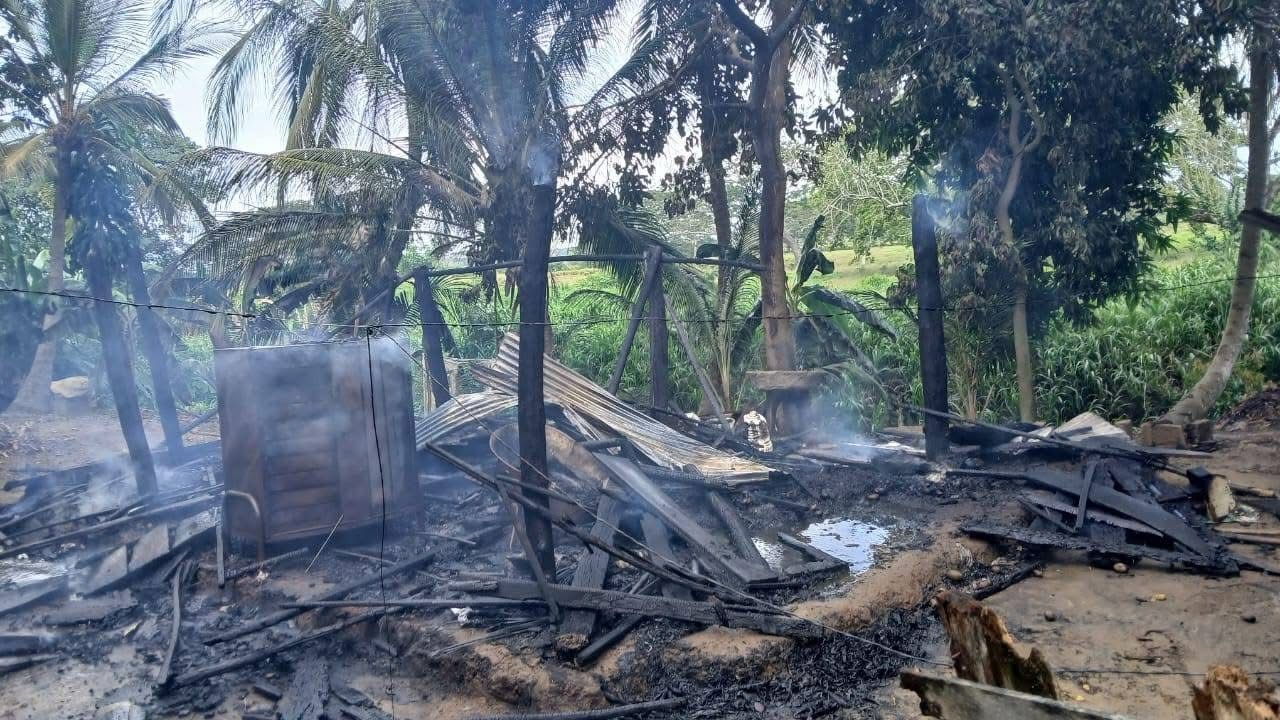 De las cenizas a la esperanza: incendio arrasa con humilde casa en Tierralta, familia necesita ayuda