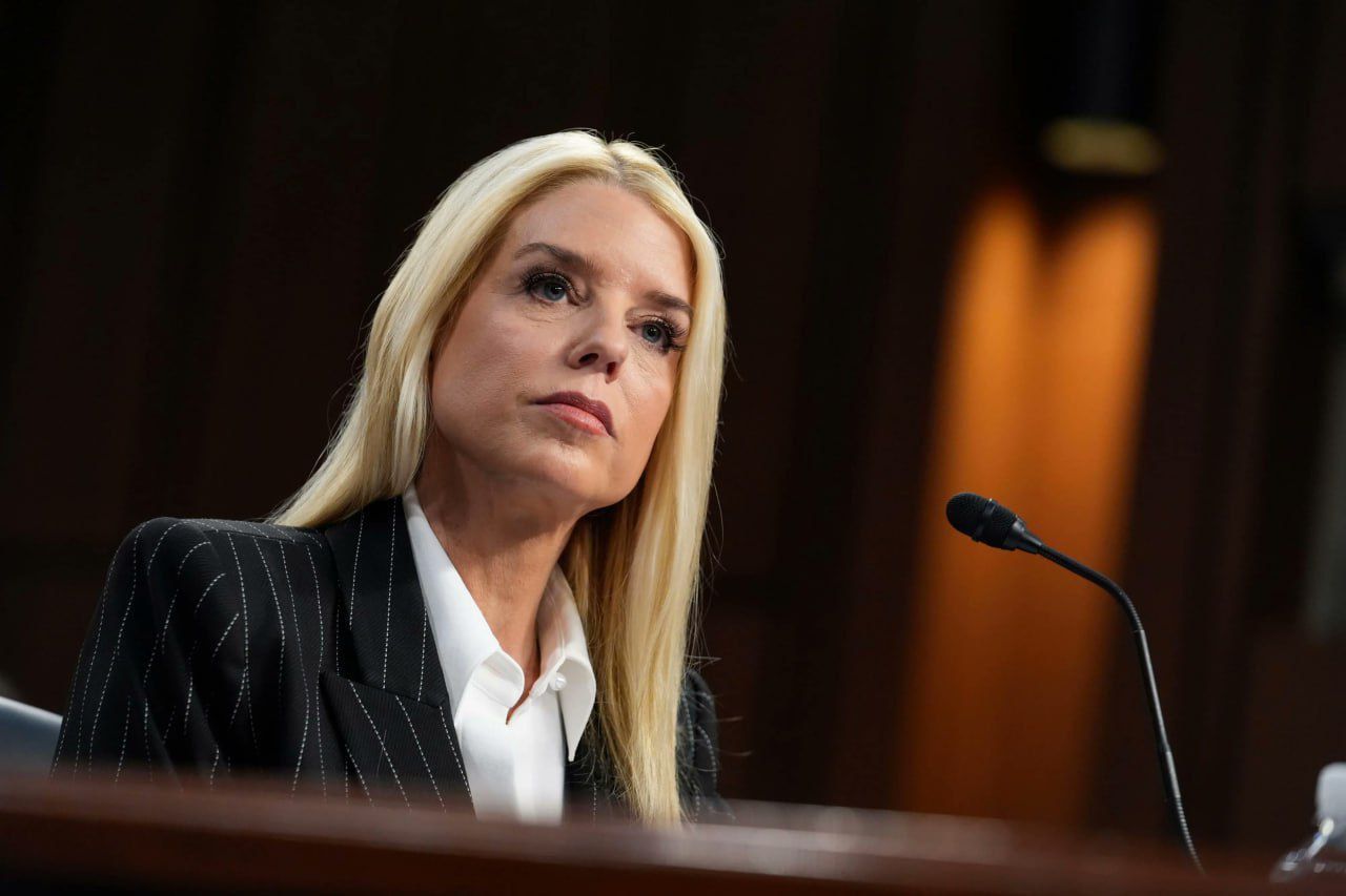 Pam Bondi, fiscal general de Trump, solicita al FBI arrestar a asociados de Nicolás Maduro en EE. UU.