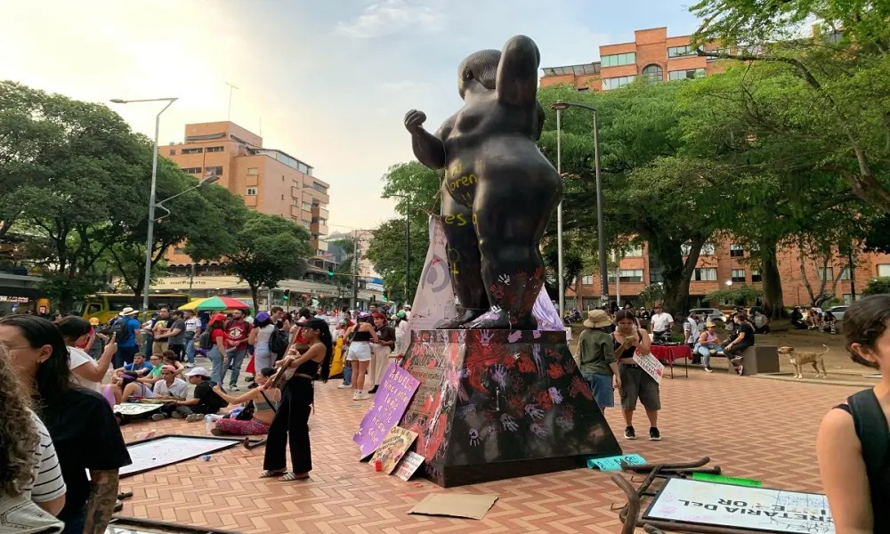 ¡Los buenos son más! Ciudadanos limpiaron la ‘Gorda’ de Botero que fue vandalizada por feministas