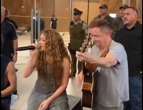 Shakira brindó concierto gratis a seguidores a las afueras de un hotel tras la cancelación de sus shows en Chile